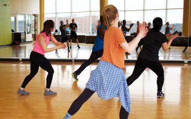 groupe de personnes dans un cours de zumba en salle