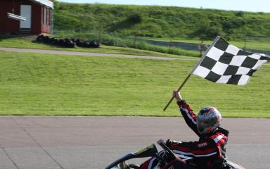 Un homme faisant du Karting
