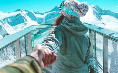 Une skieuse face à la montagne