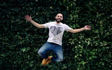 Un homme souriant 1024 (c) Tous droits réservés