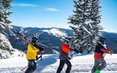 Trois skieurs à la montagne (c) glade optics