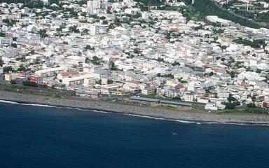Vue du centre-ville de Sainte-Suzanne de La Réunion depuis un avion (c) Thierry Caro
